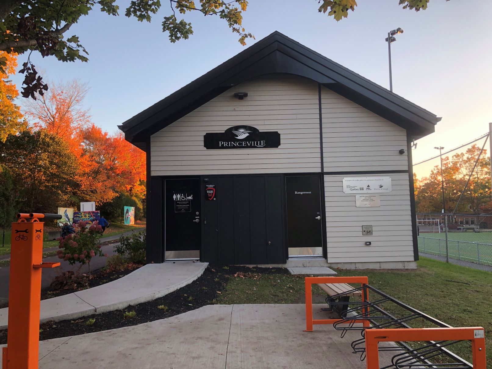 Le pavillon à Princeville où une plaque hommage aux bâtisseurs apparaît