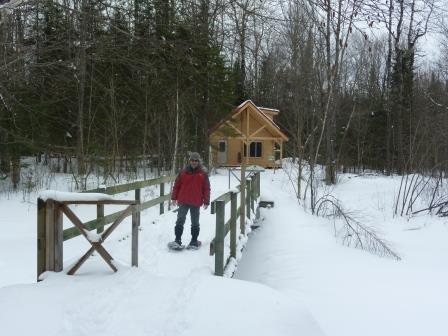 Le refuge est situé face au pont du Centre, à la croisée de plusieurs sentiers.