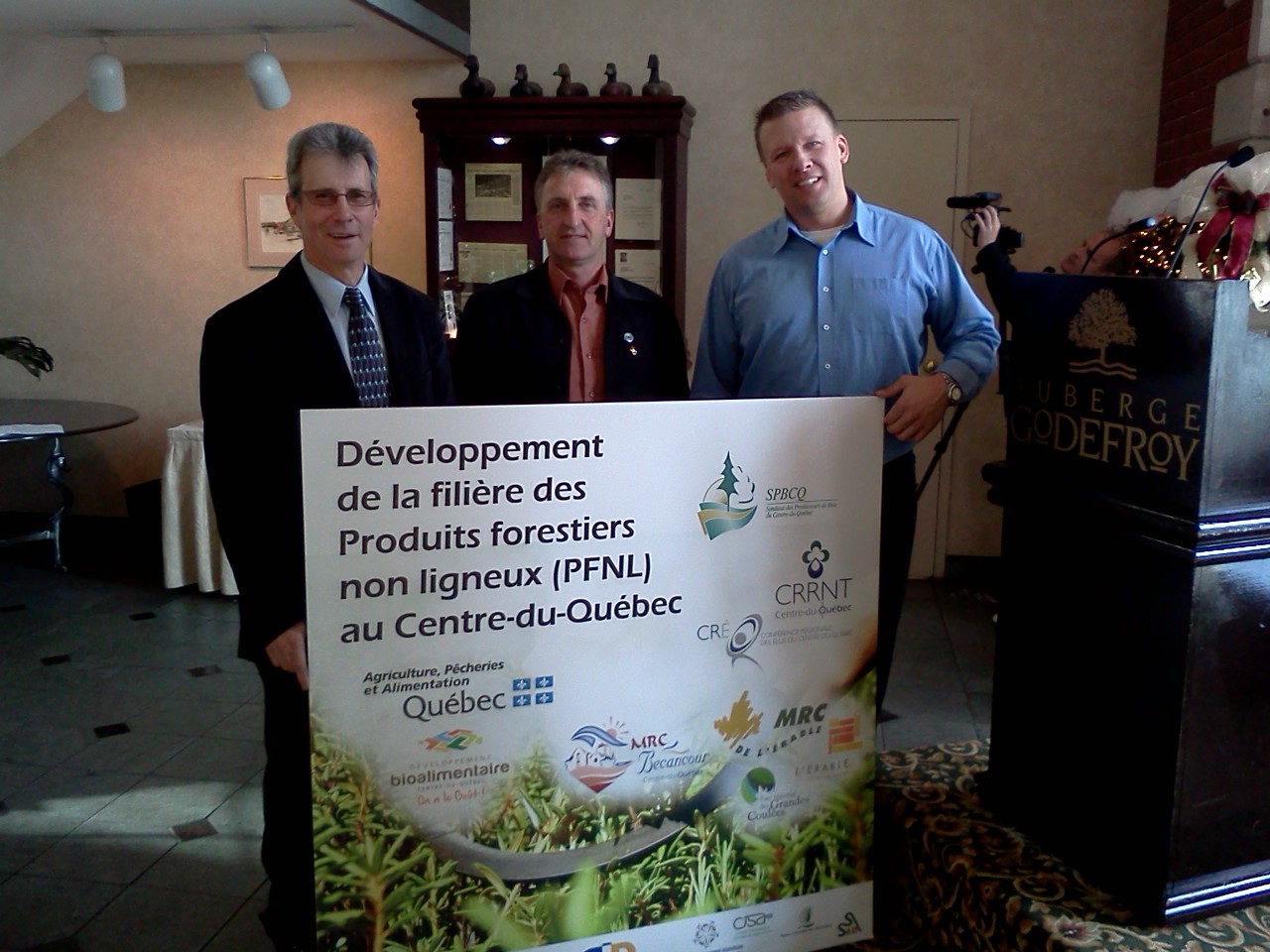 Gilles Marchand, vice-président du SPBCQ (syndicat des producteurs de bois du Centre-du-Québec), Sylvain Labrecque, préfet de la MRC de L’Érable et Patrick Lupien, ing. f. SPBCQ.