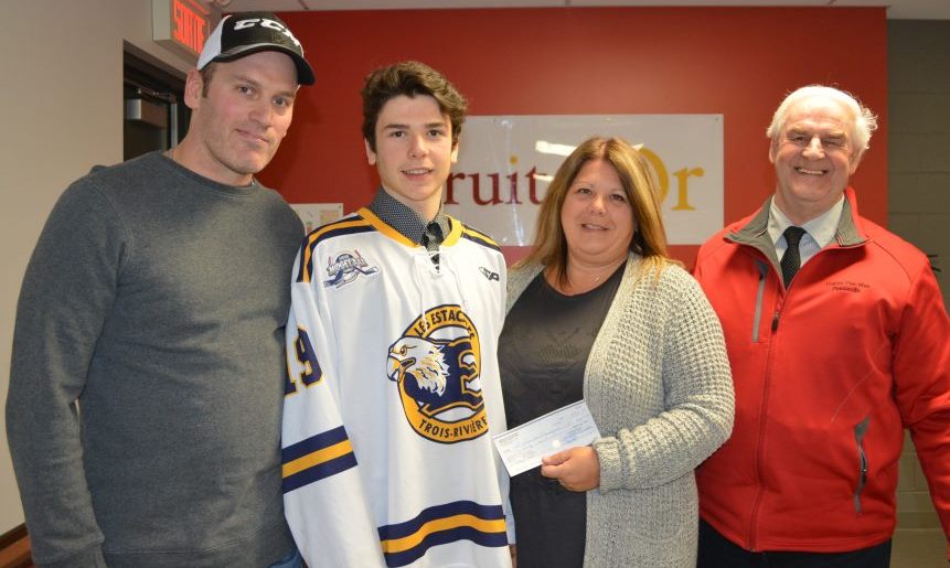 Mavrik Bourque de Plessisville dans L'Érable reçoit la première bourse Patrice-Paré