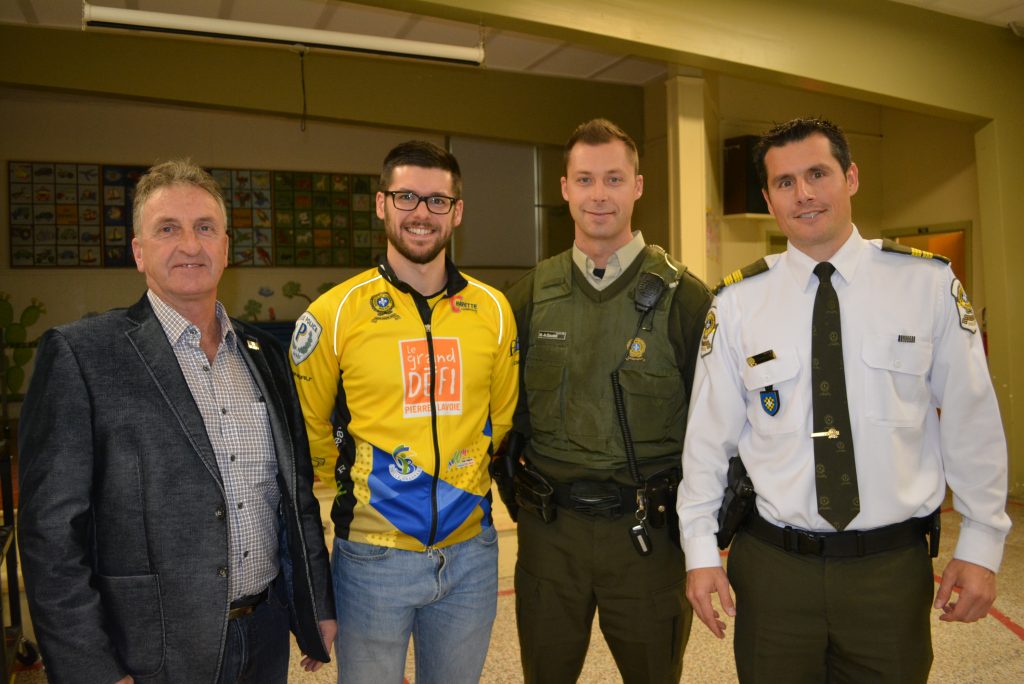 Sylvain Labrecque et des policiers de la SQ qui participeront au défi Pierre Lavoie