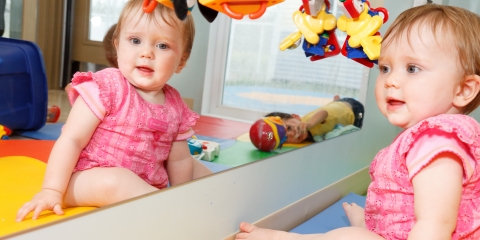Vous comptez un nouveau-né dans la famille depuis le 1er juillet 2012? Bébé fille dans le miroir