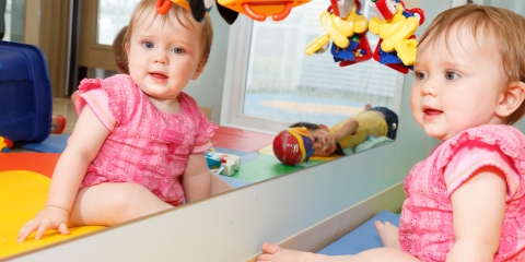 Bébé fille dans le miroir