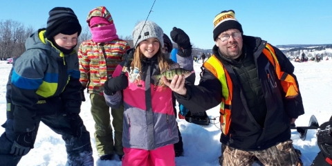 Initier les enfants à la pêche sur glace pour développer la relève