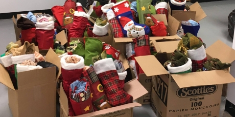 120 bas de Noël à des familles dans le besoin grâce à l'implication des jeunes 120 bas de Noël à des familles dans le besoin grâce à l'implication des jeunes