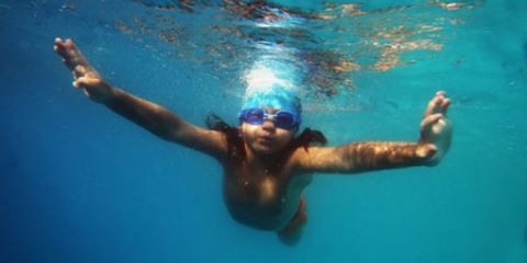 Compétitions provinciales de natation organisées par le club de compétition " Les Piranhas de Plessisville " Natation enfant qui nage