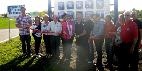 Madame Isabelle Laplante, représentant la députée d’Arthabaska Sylvie Roy, M. Paul Gagné, directeur général de la Caisse Desjardins de L’Érable, et M. Gilles Fortier, maire de Princeville, coupent le ruban inaugural du Parc multisports. Ils sont entourés d’employés et d’élus de la Ville de Princeville, ainsi que des autres artisans de ce projet de grande envergure. Photo coupe de ruban officiel avec citoyens et élus