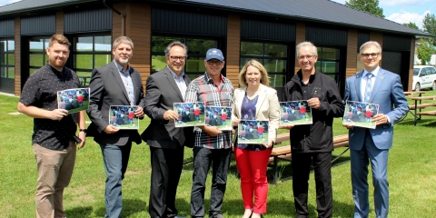 De gauche à droite : Étienne Couture, coordonnateur aux loisirs, Danis Beauvillier, conseiller municipal, Mario Juaire, directeur général, Jean-Robert Tremblay, conseiller municipal, Sandra Vigneault, conseillère au développement des communautés de la MRC de L’Érable, Gilles Fortier, maire de Princeville, et Serge Bizier, conseiller municipal.
