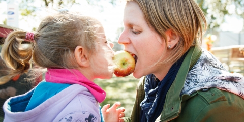 Dans L'Érable on cultive la vie, on cultive l'entraide Mère et enfant partage pomme