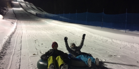 Les glissades sur tubes ouvertes en soirée au Mont Apic