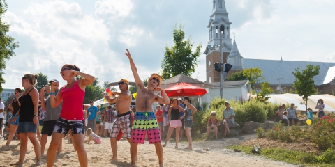 Party plage hommes et femmes qui dansent