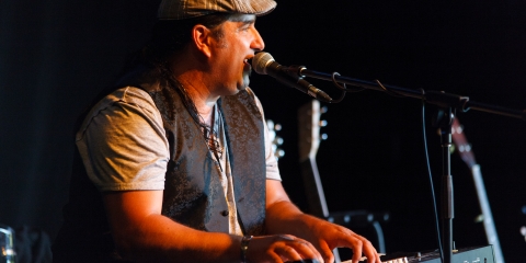 Gaith Boucher auteur-compositeur en prestation au Carrefour de L'Érable