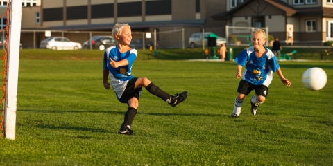 Enfants jouant au soccer