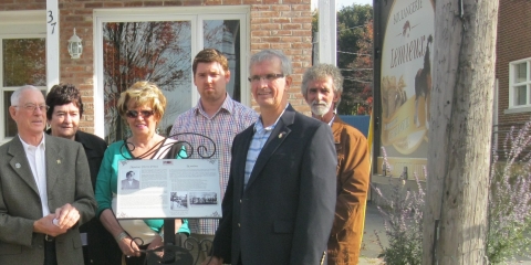 À l’avant, Richard Pellerin (Patrimoine Princeville) et Gilles Fortier (maire de Princeville), entourés de représentants de la municipalité et de la famille Lemieux. Les Lemieux sont la famille qui a demeuré le plus longtemps dans la Maison Pierre-Prince, soit de 1943 à 2004.