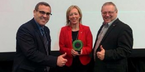 Julie Perreault entourée du directeur (à gauche) et du président (à droite) de la Caisse de L'Érable Julie Perreault entourée du directeur (à gauche) et du président (à droite) de la Caisse de L'Érable