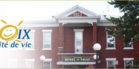 Justine Fecteau-Fortin, élue sur le conseil de l'AQU Logo et Hôtel de Ville de Plessisville dans la MRC de L'Érable