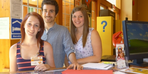 Stéphanie, Mathieu et Caroline, préposés à l'information touristique du BIT de L'Érable Stéphanie, Mathieu et Caroline, préposés à l'information touristique du BIT de L'Érable