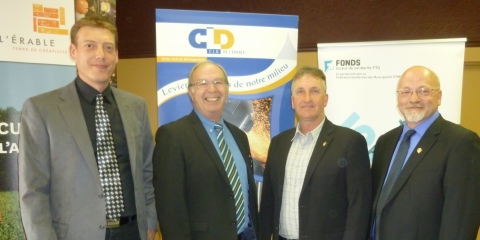 Guillaume Rondeau (président du CLD de L’Érable), Jean-René Laforest (directeur général Fonds locaux de solidarité FTQ) Sylvain Labrecque (préfet de la MRC de L’Érable), Guy Saint-Pierre (administrateur à la FQM) Guillaume Rondeau (président du CLD de L’Érable), Jean-René Laforest (directeur général Fonds locaux de solidarité FTQ) Sylvain Labrecque (préfet de la MRC de L’Érable), Guy Saint-Pierre (administrateur à la FQM)