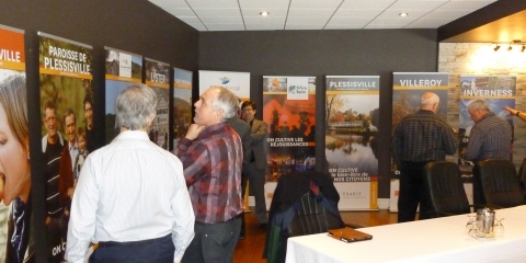 À leur entrée dans la salle de réunion au Manoir du lac William, les maires ont pu découvrir le résultat final du projet puisque 11 bannières y étaient exposées. À leur entrée dans la salle de réunion au Manoir du lac William, les maires ont pu découvrir le résultat final du projet puisque 11 bannières y étaient exposées.