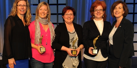 Louise Bergeron (quatrième à partir de la gauche) et les deux autres récipiendaires des Prix d’excellence, entourées de la présidente de la COMAQ, Diane Dufresne, et de la directrice générale de l’organisme, Julie Faucher. Photo femmes récipiendères des Prix d’excellence au congrès de la COMAQ