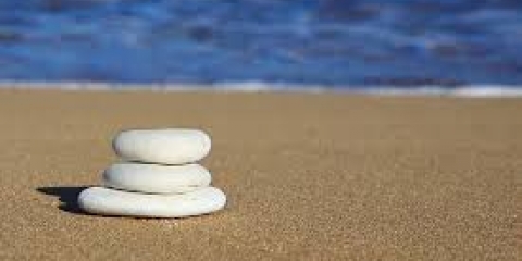 Roches plates sur plage bord de l'eau équilibre et relaxation