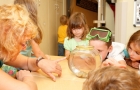 Enfants et un aquarium à la garderie