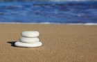 Roches plates sur plage bord de l'eau équilibre et relaxation